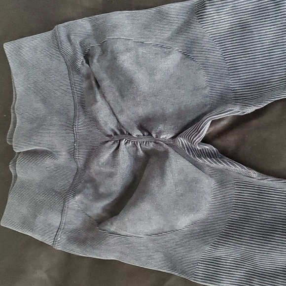 Butt Scrunch Ribbed Legging - Picture 3 of 3